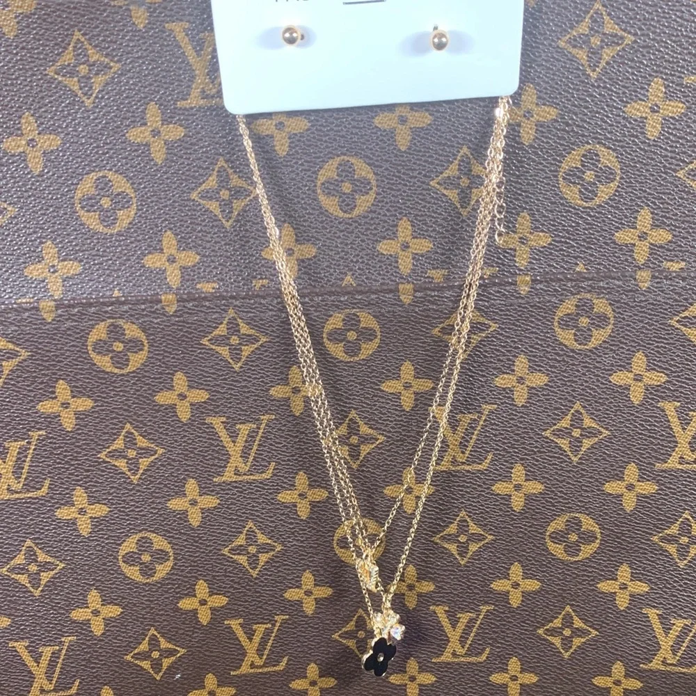 Stunning Fashion LV 3 in 1 necklace with gold tone stud earrings